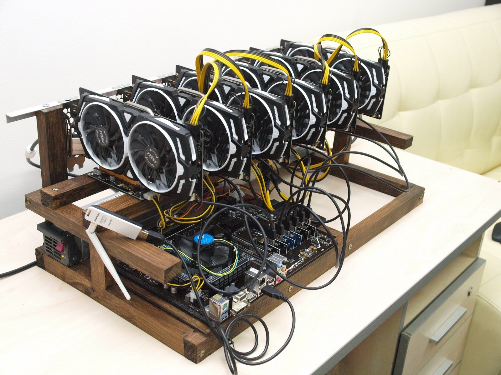 Домашняя GPU-ферма на открытом каркасе с несколькими видеокартами и материнской платой